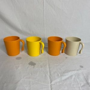 Vintage MCM  Plastic Handled Cups Set of 4!
2orange
Yellow
Cream